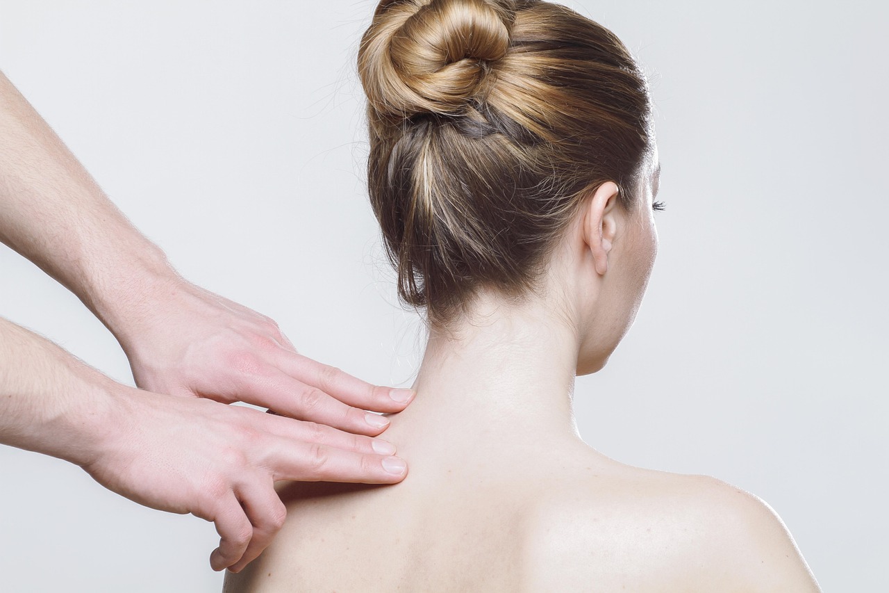 Sesión de fisioterapia manual avanzada en Sevilla Este para tratamiento de dolor crónico.