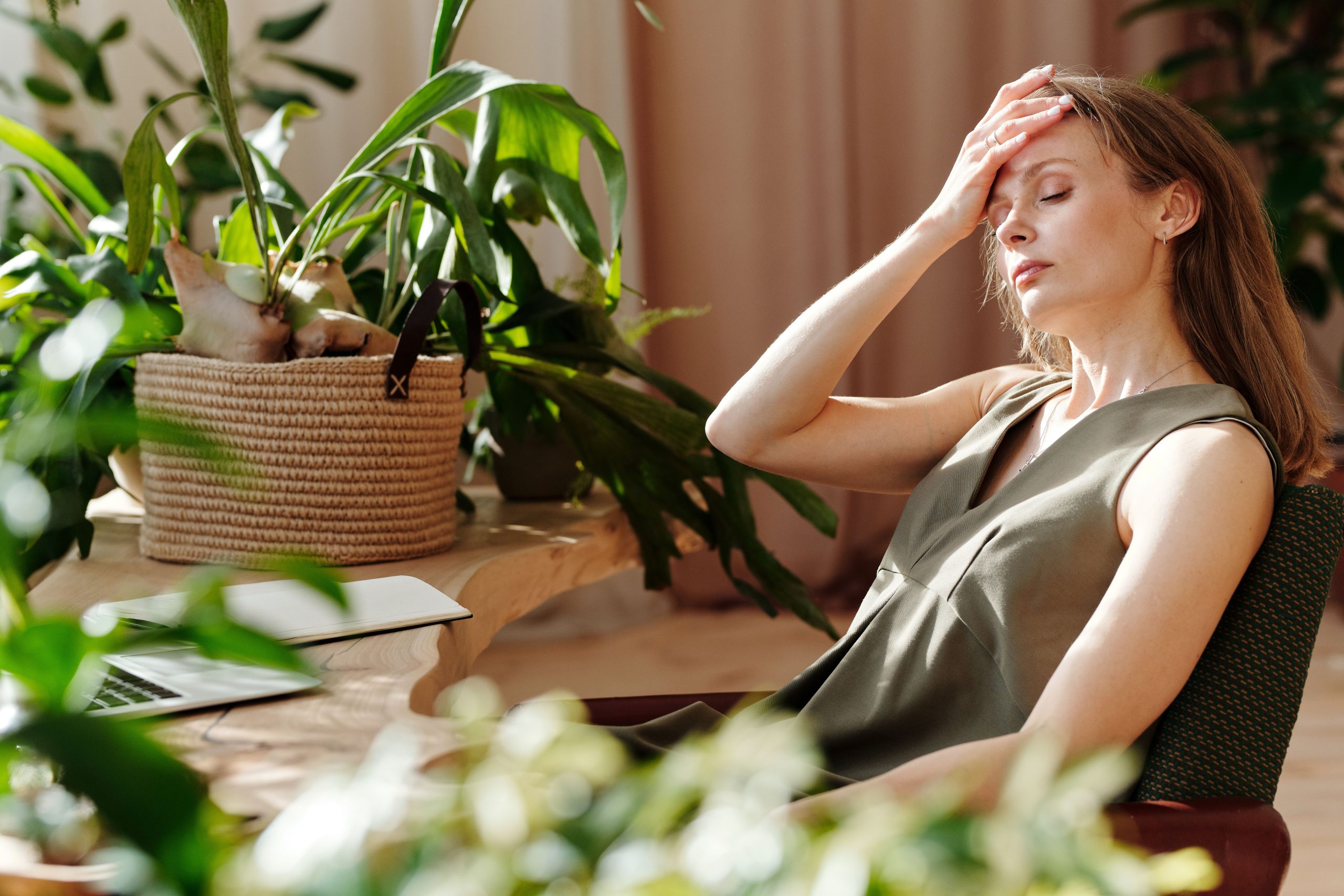 Fisioterapeuta aplicando osteopatía craneal sobre la zona temporal y cervical de un paciente con dolor de cabeza tensional en una consulta de Sevilla